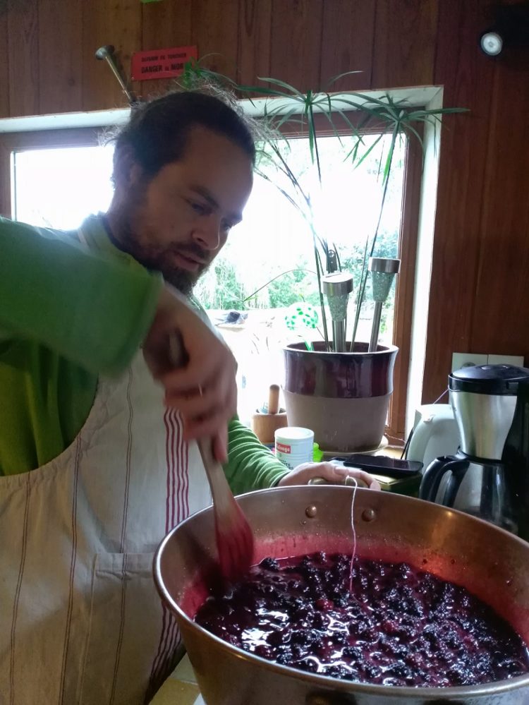 Romain et Catherine préparent la confiture maison Morvan Insolite édition 2020